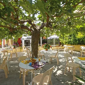 https://hotel-la-croix-de-malte.fr-provencehotel.com